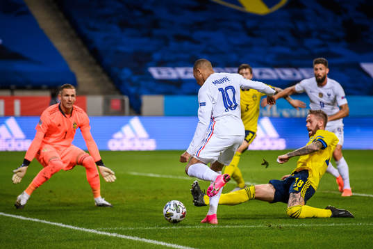 Kylian Mbappé of France scores 0-1 behind goalkeeper Robin
