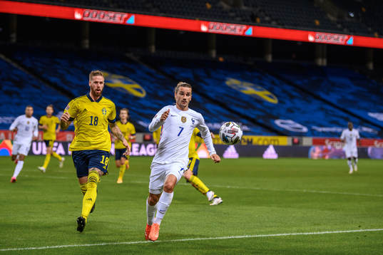 Pontus Jansson of Sweden and Antoine Griezmann of France