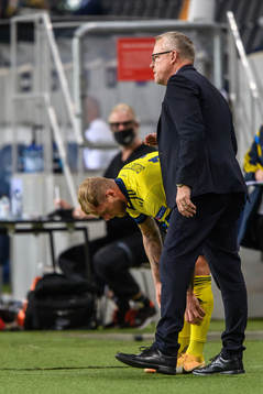 John Guidetti and head coach Janne Andersson of Sweden