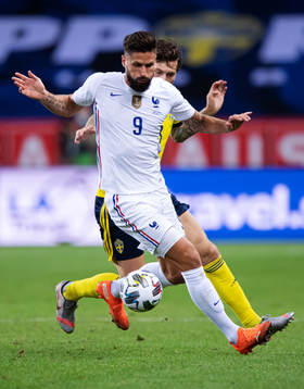 Olivier Giroud of France and Victor Nilsson Lindelöf of