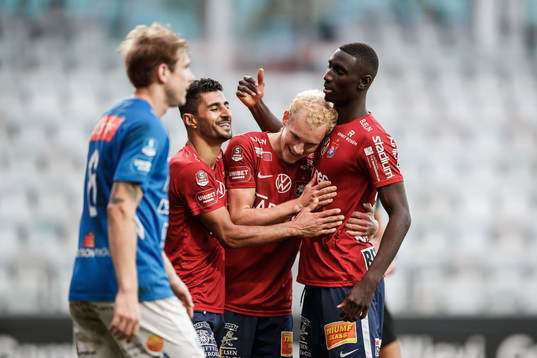 Örgrytes Adam Bergmark Wiberg jublar med Ailton Jose