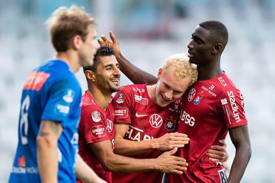 Örgrytes Adam Bergmark Wiberg jublar ihop med Ailton Jose