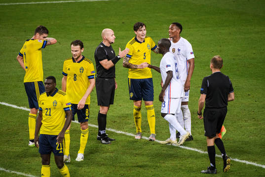 Victor Nilsson Lindelöf of Sweden in a discussion with
