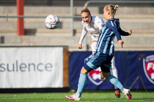 Rosengårds Sanne Troelsgaard testar skott förbi