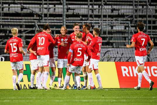Degerfors spelare jublar med Villiam Dahlström