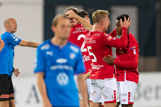 Degerfors Jose Segura Bonilla jublar med lagkamrater