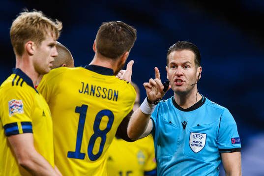 Pontus Jansson of Sweden and referee Danny Makkelie