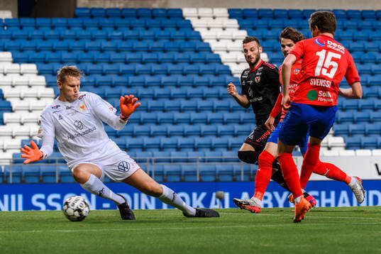 Helsingborgs Max Svensson gör 1-0 bakom Kalmars målvakt