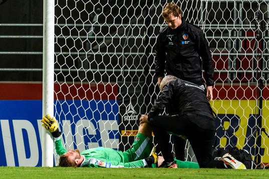 Helsingborgs målvakt Alexander Nilsson får vård
