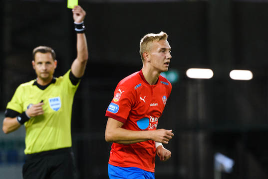 Helsingborgs Jakob Voelkerling Persson får en varning