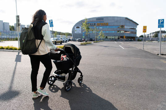 Sävehofs Jamina Roberts går med barnvagnen mot Partille