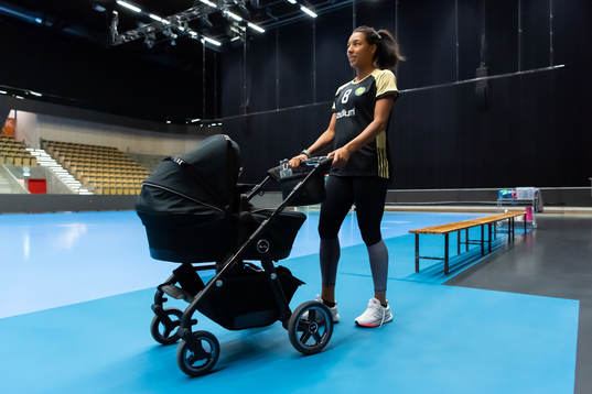 Sävehofs Jamina Roberts med barnvagn i Partille Arena