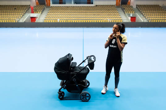 Sävehofs Jamina Roberts med barnvagn i Partille Arena