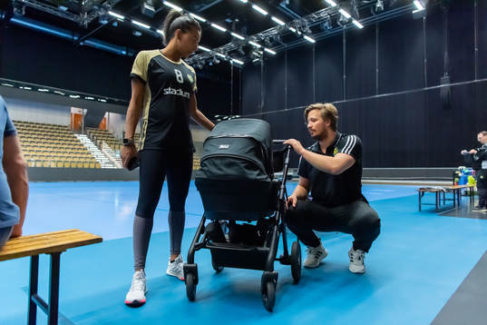 Sävehofs Jamina Roberts och Emil Berggren med sin dotter i