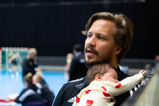 Sävehofs sportchef Emil Berggren med sin dotter