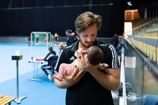 Sävehofs sportchef Emil Berggren med sin dotter