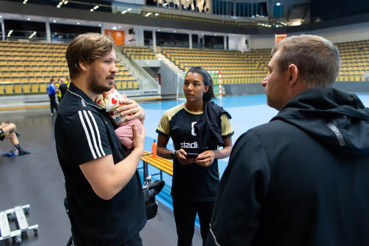 Sävehofs sportchef Emil Berggren och Jamina Roberts med