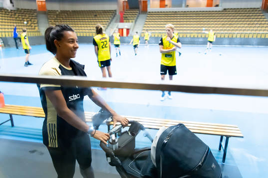 Sävehofs Jamina Roberts med barnvagn i Partille Arena