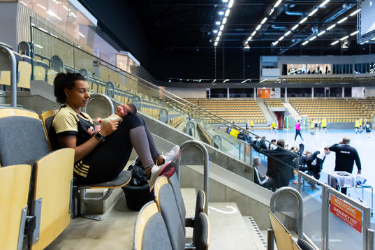 Sävehofs Jamina Roberts med sin dotter på läktaren i