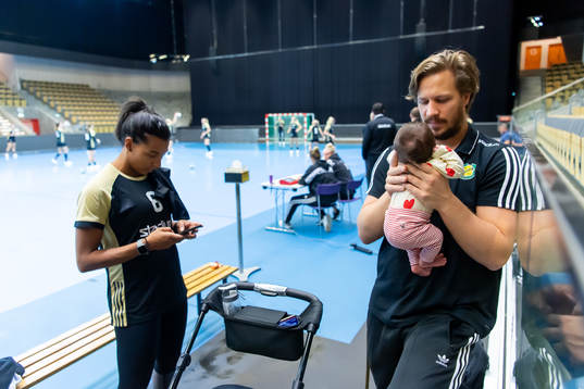 Sävehofs Jamina Roberts och sportchef Emil Berggren med