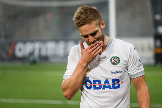 Örebros Johan Mårtensson lämnar planen i halvtid