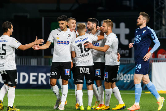 Örebros Nahir Besara jublar med lagkamrater