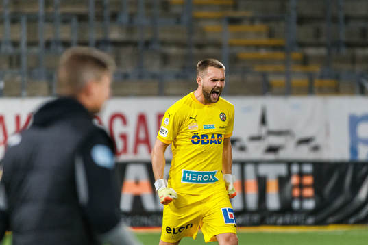 Örebros målvakt Oscar Jansson jublar