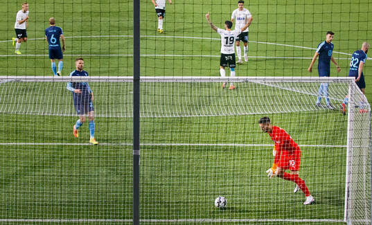 Örebros Nahir Besara gör 3-1 på straff och jublar med