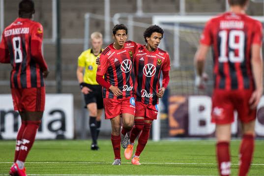 Östersunds Ahmed Awad och Jerell Sellars jublar
