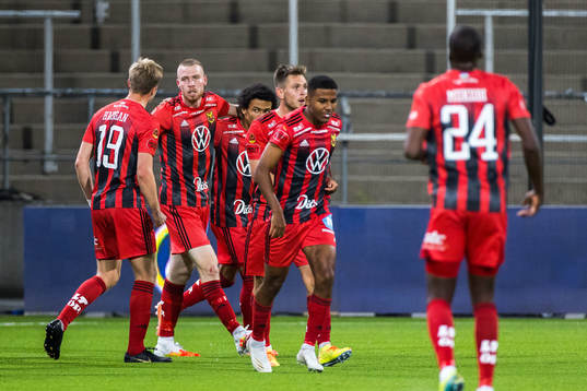 Östersunds Thomas Isherwood jublar med lagkamrater