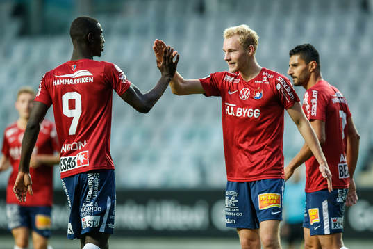 Örgrytes Adam Bergmark Wiberg jublar med lagkamrater