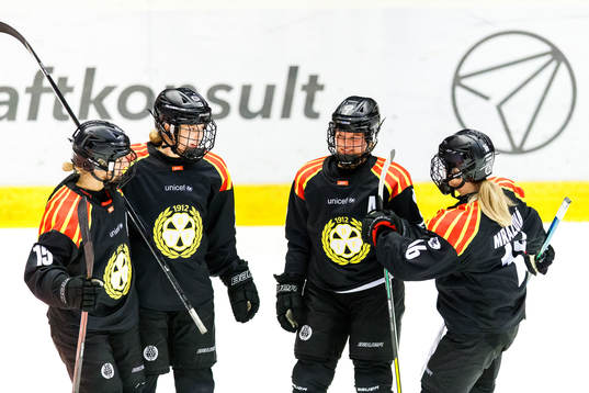 Brynäs Maja Nylén-Persson jublar med lagkamrater