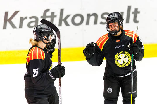 Brynäs Emma Forsgren (th) jublar med Maja Nylén-Persson