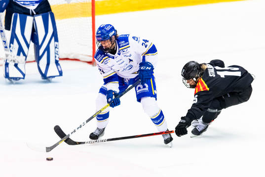 Leksands Ida Karlsson i kamp om pucken med Brynäs Lara