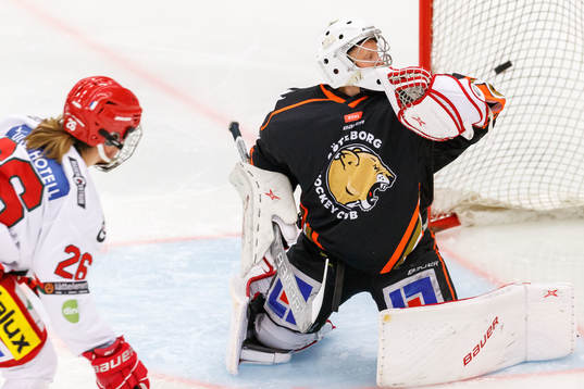 Modos Marion Allemoz gör 0-2 bakom Göteborgs målvakt