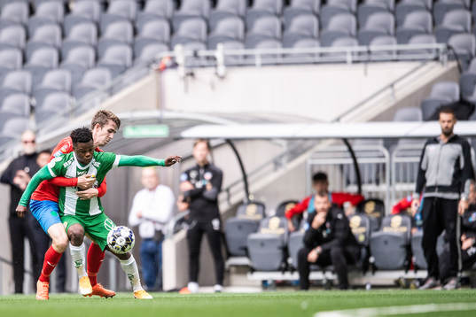 Helsingborgs Adam Eriksson och Hammarbys Akinkumni Amoo