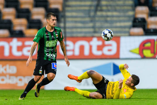 Varbergs Jon Birkfeldt och Mjällbys Jacob Bergström