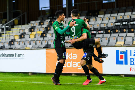 Varbergs Albin Winbo jublar med Astrit Seljmani