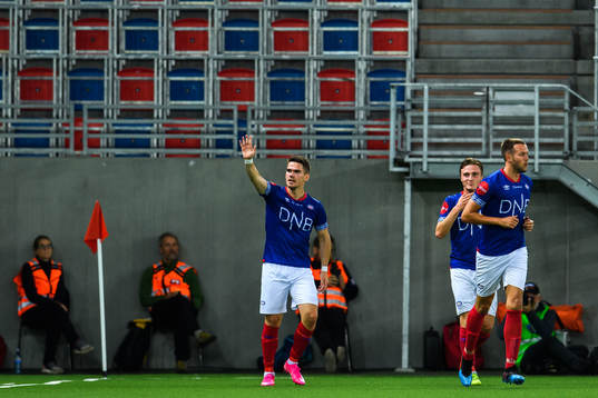 Vidar Örn Kjartansson of Vålerenga celebrates
