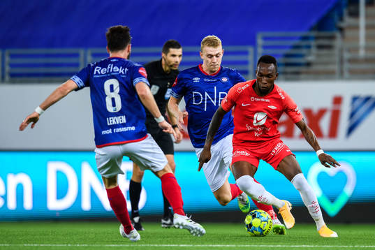 Henrik Bjørdal of Vålerenga and Daouda Bamba of Brann