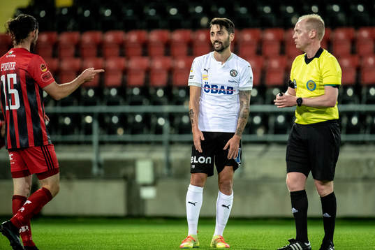 Örebros Nahir Besara i samtal med Östersunds Alex Purver