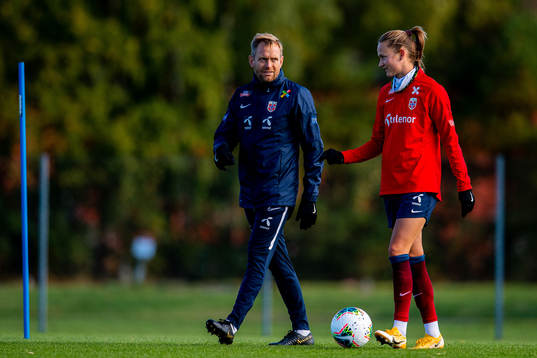 Martin Sjögren, head coach, talks to Caroline Graham Hansen