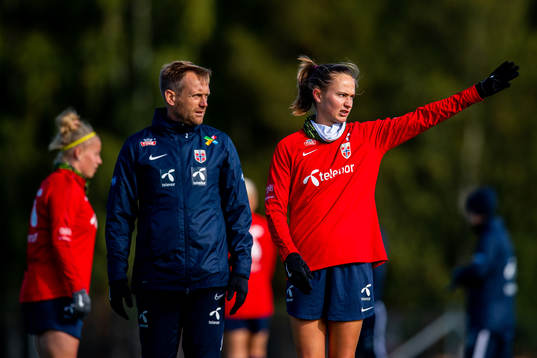 Martin Sjögren, head coach, talks to Caroline Graham Hansen