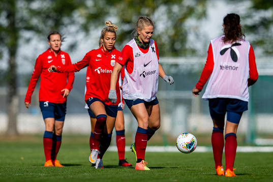 Celin Bizet Ildhusøy and Lisa-Marie Karlseng Utland of the