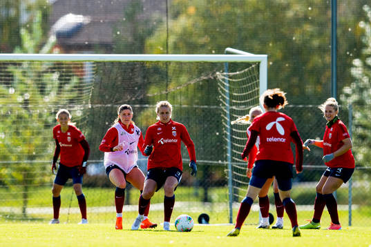 Maren Mjelde and Elise Thorsnes of the Norwegian women’s