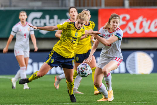 Anna Anvegård of Sweden and Lilla Turányi of Hungary