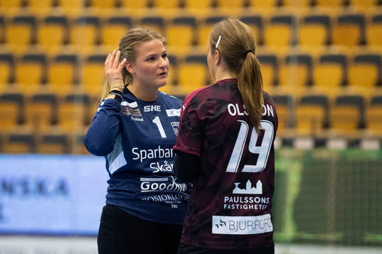 Lugis Julia Olsson och H65 Höörs målvakt Irma Schjött