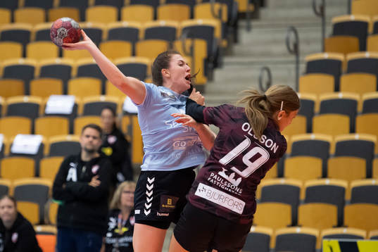 H65 Höörs Amelia Lundbäck och Lugis Julia Olsson