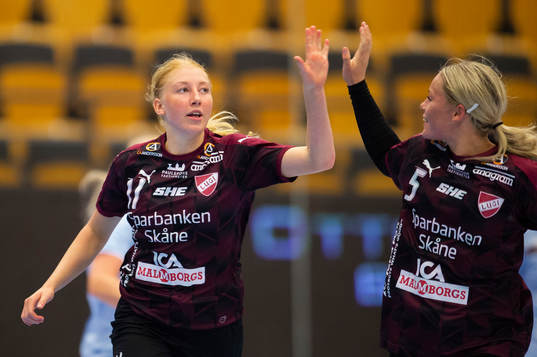 Lugis Tyra Axnér och Emma Navne jublar