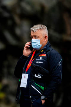 Gjert Ingebrigtsen wearing a face mask